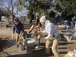 お寺でMerry餅つきます！今年も餅つき大好評でした！