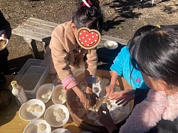 みんなで分けてつきたて餅、釜炊き雑煮を食べました！